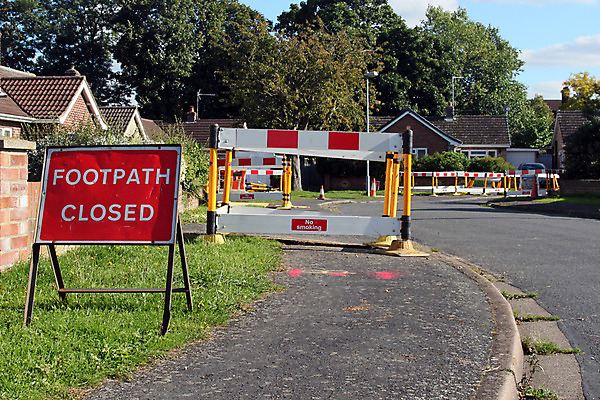 포토 JPG 해외이미지 도로 포장 거리 경고 안전 사람없음 장비 업무 구멍 고속도로 보행로 수리 위험 바리케이드 장애물 땅 발굴 사인 부활 원뿔 유지 길가 업그레이드 파이프라인 폐수 하수 해외202004 해외포토 도형 길 컨셉 교통시설 물 작업 환경오염 파이프_관 파일형식 이미지허브