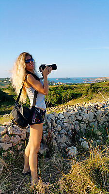 포토 JPG 해외이미지 계절 행복 백그라운드 자연 하늘 한명 사람 야외 여름 농작물 컬러풀 금발 노란색 카메라 환경 사진촬영 봄 자유 시골 언덕 질감 내추럴 해외202004 해외포토 1 헤어스타일 감정 컬러 컨셉 농업 전자제품 촬영 생태계 파일형식 이미지허브