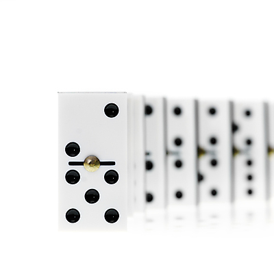 포토 JPG 해외이미지 사람없음 아웃포커스 흰색 일렬 도미노 해외202004 해외포토 컬러 촬영기법 파일형식 이미지허브