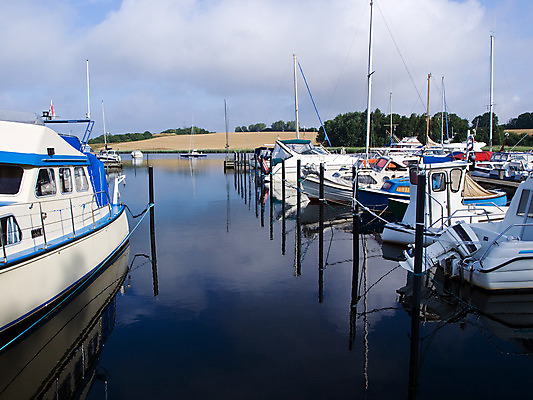 포토 JPG 해외이미지 스포츠 바다 여행 요트 교통시설 휴가 항해 덴마크 사람없음 물 여름 햇빛 반사 항구 침묵 만 보트 재산 정박 함선 장면 닻 해외202004 해외포토 자연요소 계절 교통 배_교통 북유럽 금융 태양 소리 시설 파일형식 이미지허브