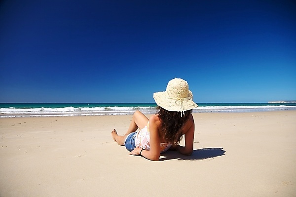 포토 JPG 해외이미지 라이프스타일 여자 유럽 모래 바다 반바지 맨발 자연 휴가 휴식 한명 앉기 해변 야외 초록색 물 여름 파란색 산책 흰색 청바지 스페인 밀짚 대서양 안달루시아 혼자 수평선 해외202004 해외포토 자연요소 1 계절 나라 컬러 컨셉 바지 모션 발 사람 생활 짚 생태계 파일형식 이미지허브