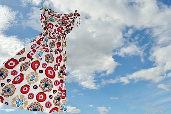 포토 JPG 해외이미지 구름 드레스 옷 하늘 건조 매달리기 사람없음 컬러풀 햇빛 신선 씻기 빨래 빨랫줄 해외202004 해외포토 자연요소 줄 컬러 가사 모션 태양 청결 파일형식 이미지허브