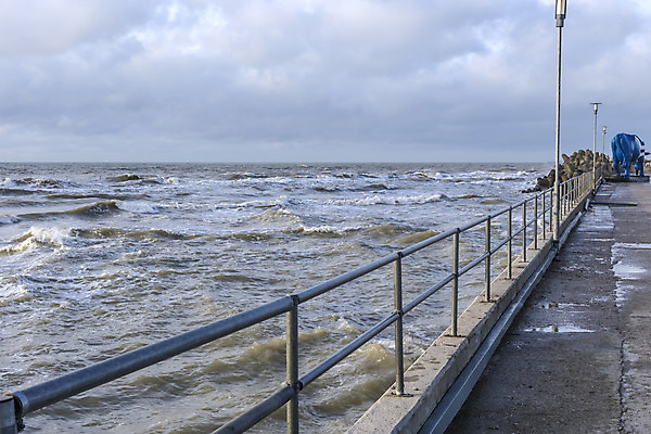 포토 JPG 해외이미지 도로 파도 바다 겨울 바람 사람없음 금속 흥분 보안 펜싱 폭풍 라트비아 콘크리트 해외202004 해외포토 자연요소 계절 감정 길 스포츠 교통시설 재질 날씨 북유럽 안전 파일형식 이미지허브