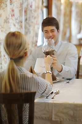 포토 JPG 해외이미지 커플 여자 남자 행복 데이트 탁자 함께함 실내 들기 앉기 상반신 성인 두명 앞모습 뒷모습 레스토랑 와인 식사 건배 연애 성인만 해외202004 해외포토 감정 뷰포인트 가구 컨셉 관계 모션 주류 사람 내부 식당 파일형식 이미지허브