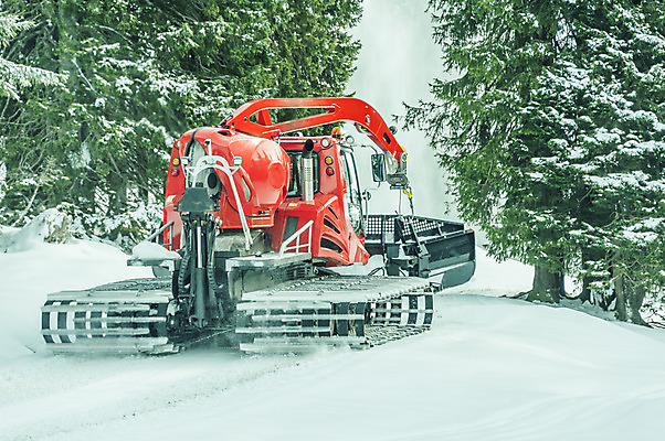 포토 JPG 해외이미지 나무 디자인 계절 유럽 도로 크리스마스 겨울 산 풍경 사람없음 빨간색 기계 장비 소나무 오스트리아 숲 알프스 전나무 몸단장 추적 눈내림 획기적 해외202004 해외포토 식물 기념일 나라 길 컬러 교통시설 모션 눈_날씨 파일형식 이미지허브