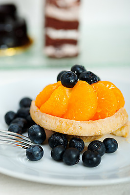 포토 JPG 해외이미지 디저트 귤 실내 사람없음 아웃포커스 블루베리 과일타르트 타르트 해외202004 해외포토 음식 빵 과일 촬영기법 내부 파이_빵 파일형식 이미지허브