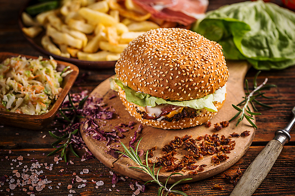 포토 JPG 해외이미지 패스트푸드 실내 사람없음 감자튀김 햄버거 양상추 인스턴트 정크푸드 로즈메리 나무도마 코우슬로 나무배경 해외202004 핑크솔트 해외포토 음식 백그라운드 채소 감자 도마 내부 목재 샐러드 튀김 허브 소금 파일형식 이미지허브