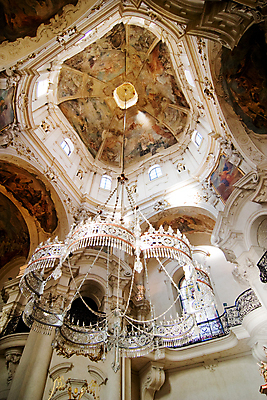 포토 JPG 해외이미지 유럽 종교 벽 조각 건축양식 지붕 조명 실내 미술 사람없음 내부 건물 빛 성당 교회 여행객 믿음 페인트 골동품 흰색 기둥 황금 성자 묘사 천장 그림 샹들리에 신성 지역 체코 프라하 타운 동쪽 르네상스 보헤미아 숭배 옛날 스타일 해외202004 해외포토 건축물 건축 감정 나라 컬러 종교건축 문화예술 사람 도시 방향 파일형식 이미지허브