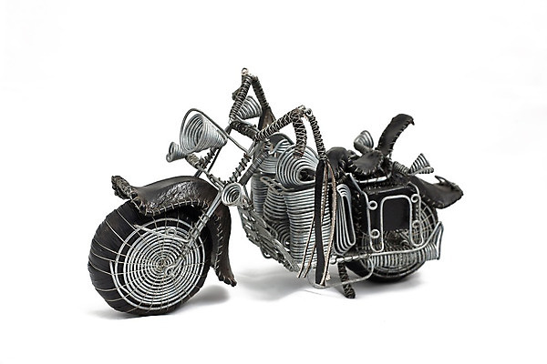 포토 JPG 해외이미지 모델 백그라운드 자동차 사람없음 자전거 오토바이 흰색 왼쪽 오브젝트 각도 철사 핸드메이드 해외202004 해외포토 육상교통 컬러 바이크 방향 파일형식 이미지허브