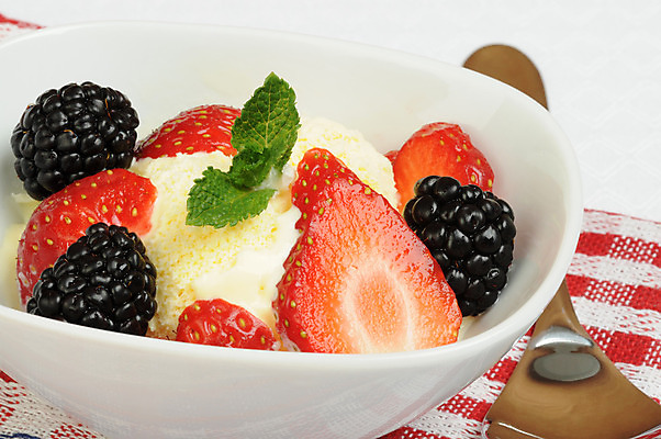 포토 JPG 해외이미지 열매 음식 과일 딸기 아이스크림 디저트 건강 사람없음 신선 사발 달콤 맛 슬라이스 블랙베리 바닐라 해외202004 해외포토 식물 컨셉 사기그릇 파일형식 이미지허브
