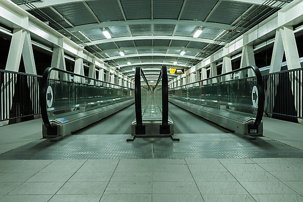 포토 JPG 해외이미지 디자인 여행 이동 비즈니스 건축양식 교통시설 모션 실내 사람 사람없음 내부 건물 빛 쇼핑 사무실 계단 도시 전철 역 엘리베이터 쇼핑몰 속도 에스컬레이터 승객 방법 철강 터미널 해외202004 해외포토 건축물 건축 육상교통 교통 컨셉 대중교통 시설 파일형식 이미지허브