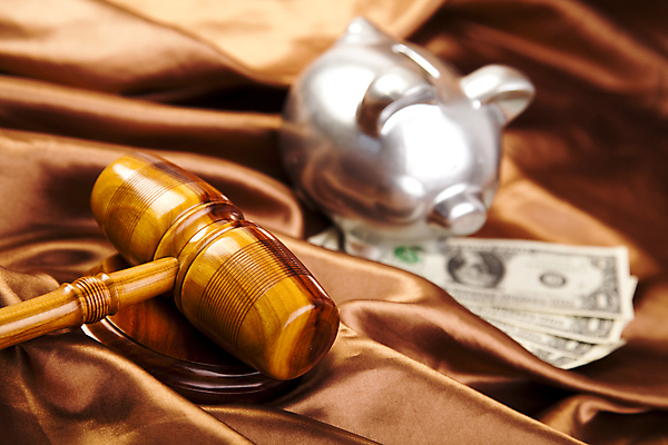 포토 JPG 해외이미지 지폐 실내 사람없음 아웃포커스 돼지저금통 오브젝트 법 의사봉 갈색배경 해외202004 해외포토 백그라운드 돈 촬영기법 내부 갈색 저금통 파일형식 이미지허브