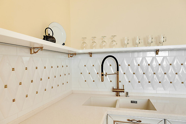 포토 JPG 해외이미지 디자인 가구 부분 유리 새로움 아파트 주택 실내 사람 사람없음 내부 장식 빛 주방 금지 흰색 고급 우아함 믹서 타일 싱크대 철강 스타일 해외202004 해외포토 컬러 생활용품 컨셉 재질 건물 개수대 파일형식 이미지허브