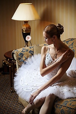 포토 JPG 해외이미지 백인 옷 여자 실내 한명 사람 앉기 소파 우아함 발레 발레리나 발레복 해외202004 해외포토 서양인 1 컨셉 의자 모션 내부 춤 파일형식 이미지허브