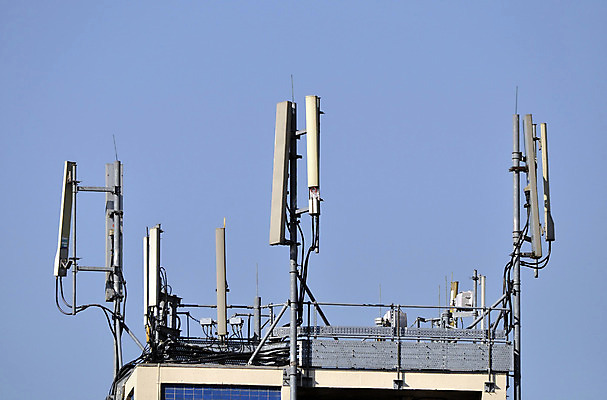 포토 JPG 해외이미지 산업 파도 통신 하늘 모바일 무선통신 세포 기술 안테나 사람없음 건물 파란색 스마트폰 탑 디지털 자료 장비 그물 네트워크 전자레인지 역 연결 위험 무선전화기 전화기 라디오 신호 전자 방송 전염 부름 봉 전송 소통 방사선 송신기 셀룰러 해외202004 해외포토 건축물 바다 컬러 컨셉 교통시설 모션 전자제품 핸드폰 스마트기기 가전제품 레인지 질병 감염 파일형식 이미지허브