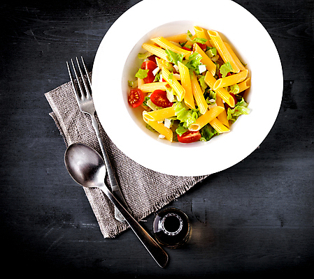 포토 JPG 해외이미지 음식 토마토 채소 치즈 파스타 사람없음 가로 컬러풀 식사 어둠 샐러드 신선 사발 변화 상추 올리브 정사각형 건강식 점심식사 채식주의자 펜네 해외202004 해외포토 도형 열매 컬러 컨셉 유제품 서양음식 사기그릇 채식 파일형식 이미지허브