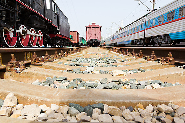 포토 JPG 해외이미지 도로 자동차 외벽 사람없음 기차 역 철 승합차 엔진 단상 디젤 방법 석탄 평야 해외202004 해외포토 길 육상교통 벽 교통시설 승용차 자연 대중교통 파일형식 이미지허브