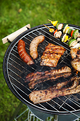 포토 JPG 해외이미지 주간 육류 요리 사람없음 야외 여름 파티 정원 꼬치 연기 그릴 바비큐 굽기 꼬치구이 소시지구이 해외202004 해외포토 자연요소 계절 음식 식재료 주방용품 이벤트 소시지 구이 파일형식 이미지허브