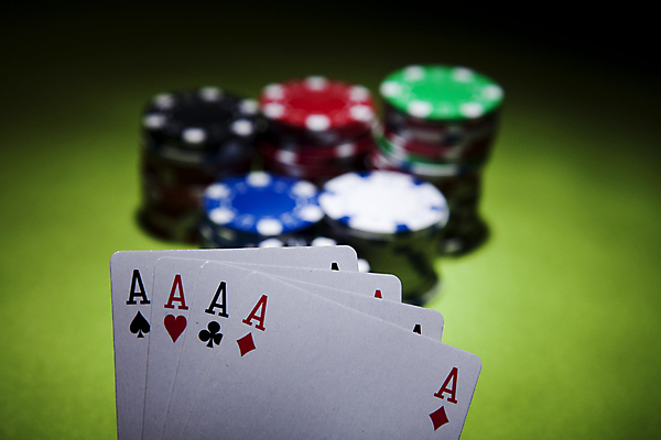 포토 JPG 해외이미지 실내 사람없음 아웃포커스 포커칩 도박 카지노 비네팅 겜블 초록배경 해외202004 해외포토 백그라운드 촬영기법 내부 초록색 포커 파일형식 이미지허브