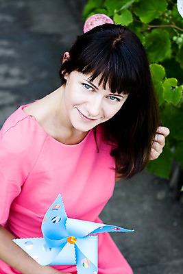 포토 JPG 해외이미지 백인 드레스 행복 분홍색 결혼 휴가 갈색머리 사랑 한명 웃음 초록색 파란색 파티 기쁨 풍차 흰색 잡기 풍선 해외202004 해외포토 서양인 1 헤어스타일 옷 감정 컬러 모션 표정 사람 이벤트 파일형식 이미지허브