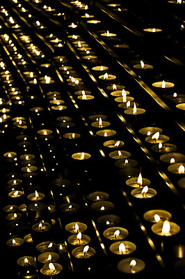 포토 JPG 해외이미지 종교 백그라운드 크리스마스 오렌지 촛불 불 휴가 휴식 사랑 사람없음 빨간색 빛 노란색 교회 평화 우주 검은색 어둠 희망 침묵 슬픔 기도 축하 죽음 뜨거움 영혼 야간 심볼 명상 전쟁 장면 부드러움 연소 고립 광 왁스 적자 화상 해외202004 해외포토 자연요소 기념일 감정 컬러 컨셉 과일 초 종교건축 건물 소리 감각 상처 파일형식 이미지허브