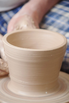 포토 JPG 해외이미지 손 손가락 기술 창조 미술 사람없음 컵 꽃병 젖음 터치 엄지손가락 조끼 업무 바퀴 항아리 도자기 원형 작업실 사발 던지기 성형수술 제조 냄비 집중 서식 함선 만들기 점토 진흙 장인 조형 주인 수공예 곰팡이 도예가 두더지 압력 핸드메이드 해외202004 해외포토 도형 직업 식기 꽃 컨셉 배_교통 모션 문화예술 신체부위 외투 작업 사기그릇 수술 솥 공예 파일형식 이미지허브