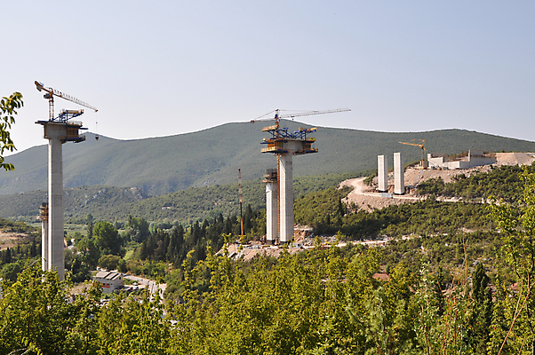 포토 JPG 해외이미지 구름 산업 도로 건축양식 교통시설 하늘 새로움 거리 사람없음 야외 건물 물 금속 장비 기둥 도시 바 고가도로 고속도로 파편 연결 큼 땅 아래 철 준비 아치 일반 공학 구름다리 넘어짐 방법 복원 지원 철강 콘크리트 해외202004 해외포토 자연요소 건축물 교육 건축 길 교통 컨셉 모션 재질 다리_건축물 크기 방향 시설 위치 파일형식 이미지허브