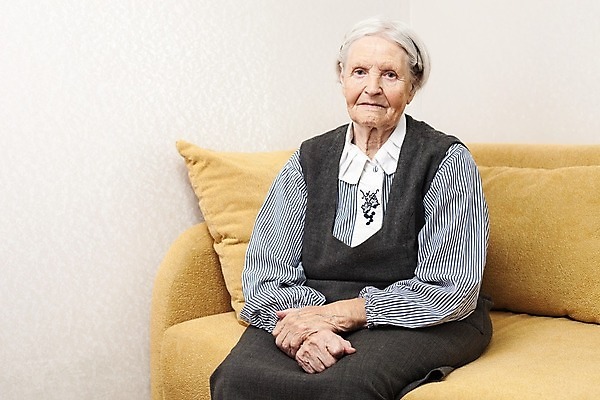 포토 JPG 해외이미지 백인 1 라이프스타일 응시 여자 노년 할머니 얼굴 엄마 주택 건강 관리 종류 한명 미소 사람 앉기 소파 회색 흰색 주름 은퇴 만족 싱글 개성 고립 옛날 혼자 해외202004 해외포토 서양인 시선 감정 컬러 의자 가족 모션 표정 성인 건물 생활 신체부위 파일형식 이미지허브