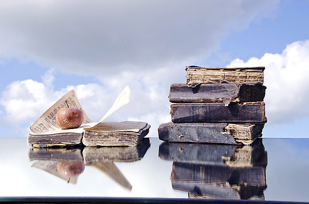 포토 JPG 해외이미지 종교 종이 문화 컨셉 하늘 사람없음 야외 책 반사 우주 금속 성경 거울 시간 오픈 가르침 역사 사과 오브젝트 문학 페이지 신성 그런지 옛날 중고 특별함 해외202004 해외포토 교육 과일 종교용품 재질 파일형식 이미지허브