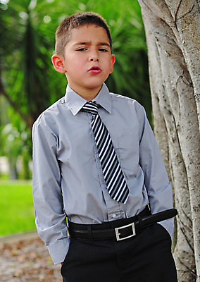 포토 JPG 해외이미지 나무 옷 남자 어린이 포즈 자연 넥타이 한명 사람 정장 소년 야외 유행 벨트 히스패닉 입내밀기 스타일 해외202004 해외포토 식물 1 잡화 모션 생태계 파일형식 이미지허브