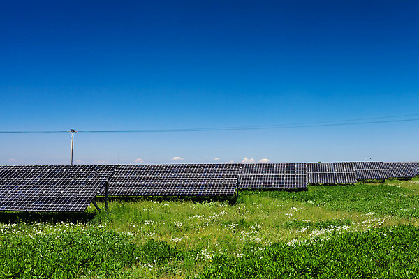 포토 JPG 해외이미지 하늘 미래 풍경 사람없음 야외 초록색 여름 파란색 햇빛 태양 환경 맑음 봄 발전기 에너지 판넬 태양에너지 자원 내추럴 위기 현재 공급 해외202004 해외포토 자연요소 계절 컬러 컨셉 날씨 발전소 그린에너지 파일형식 이미지허브