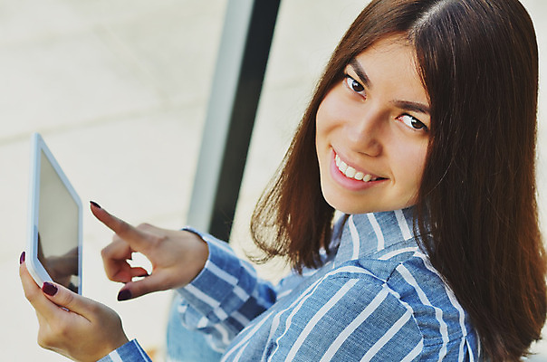 포토 JPG 해외이미지 1 학생 응시 여자 교육 행복 백그라운드 셔츠 인터넷 갈색머리 한명 사람 앉기 동양인 성인 야외 10대 책 가로 노트북 컴퓨터 알약 귀여움 계단 기쁨 청바지 도시 무선전화기 바쁨 해외202004 해외포토 헤어스타일 시선 감정 컨셉 상의 바지 모션 청소년 인종 전자제품 약 전화기 파일형식 이미지허브
