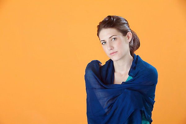 포토 JPG 해외이미지 백인 1 응시 여자 얼굴 겨울 포옹 갈색머리 한명 사람 성인 파란색 유행 귀여움 목도리 추위 덮개 흰색 잡기 고독 매끈함 이슬람교 실크 수줍음 어깨 싱글 심플 고립 특별함 혼자 안락 해외202004 해외포토 서양인 헤어스타일 시선 잡화 계절 감정 종교 컬러 컨셉 안기 모션 신체부위 뚜껑 직물 감각 파일형식 이미지허브