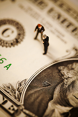 포토 JPG 해외이미지 회의 실내 대화 협상 사람없음 아웃포커스 금융 달러 비즈니스맨 토론 외화 금융비즈니스 인물미니어처 해외202004 해외포토 남자 돈 비즈니스 촬영기법 말하기 내부 경제 미니어처 직장인 파일형식 이미지허브