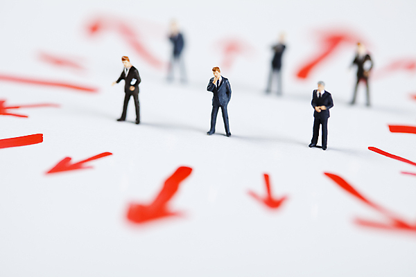 포토 JPG 해외이미지 화살표 협력 실내 사람없음 아웃포커스 금융 비즈니스맨 그룹 흰배경 금융비즈니스 인물미니어처 해외202004 해외포토 남자 백그라운드 비즈니스 촬영기법 내부 경제 미니어처 흰색 직장인 파일형식 이미지허브