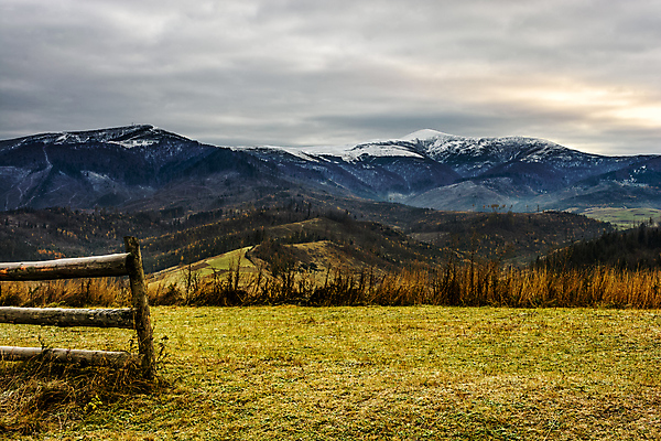 포토 JPG 해외이미지 구름 계절 자연 하늘 산 풍경 경사 사람없음 야외 울타리 노란색 환경 계곡 냉동 추위 가을 시골 정상 11월 언덕 드라마 강렬 절정 눈내림 해외202004 해외포토 자연요소 컬러 눈_날씨 담장 날짜 생태계 파일형식 이미지허브