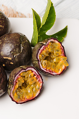 포토 JPG 해외이미지 잎 단면 도마 도마_주방용품 실내 사람없음 신선 열대과일 흰배경 패션후르츠 해외202004 해외포토 식물 백그라운드 과일 주방용품 내부 흰색 파일형식 이미지허브