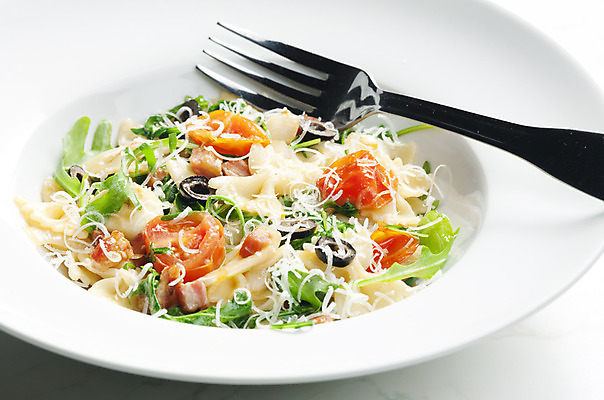 포토 JPG 해외이미지 그릇 접시 음식 포크 토마토 채소 방울토마토 파스타 실내 요리 사람없음 내부 인테리어 식사 닫기 묘사 올리브 햄 영양분 정물화 파르팔레 해외202004 해외포토 식기 디자인 열매 모션 서양음식 육류 그림 파스타면 파일형식 이미지허브