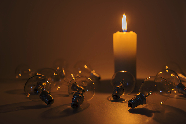 포토 JPG 해외이미지 컨셉 오렌지 전구 공 유리 그림자 사람없음 빛 금속 어둠 램프 역사 끝 백열등 준비 과거 철사 종료 넘어짐 왁스 현재 해외202004 해외포토 과일 모션 재질 조명 파일형식 이미지허브