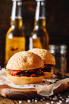 포토 JPG 해외이미지 맥주 패스트푸드 실내 사람없음 아웃포커스 햄버거 소금 맥주병 나무도마 수제햄버거 종이호일 해외202004 해외포토 술병 도마 주류 촬영기법 내부 목재 인스턴트 파일형식 이미지허브