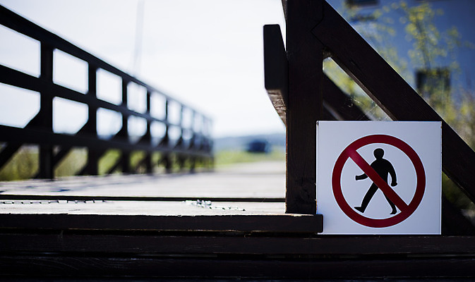 포토 JPG 해외이미지 손 비즈니스 안전 사람없음 야외 가로 파란색 컬러풀 라벨 걷기 메시지 안전모 경계 사인 경고문 그만 해외202004 해외포토 컬러 모션 프레임 경고 신체부위 헬멧 안전장비 파일형식 이미지허브