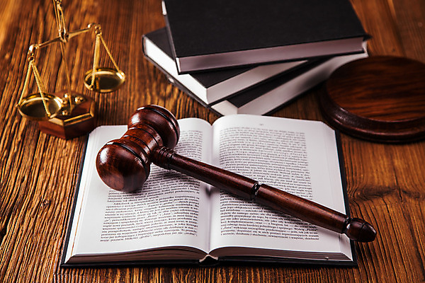 포토 JPG 해외이미지 실내 사람없음 책 오브젝트 법 의사봉 양팔저울 법전 나무배경 해외202004 해외포토 백그라운드 저울 내부 파일형식 이미지허브