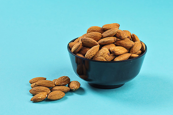 포토 JPG 해외이미지 그릇 백그라운드 다이어트 건조 사람없음 파란색 아몬드 해외202004 해외포토 식기 컬러 건강 견과류 파일형식 이미지허브