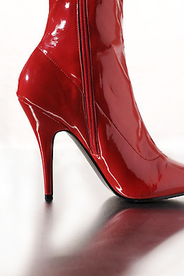 포토 JPG 해외이미지 여자 구두 신발 부츠 사람없음 빨간색 흰색 하이힐 해외202004 해외포토 컬러 사람 여성화 파일형식 이미지허브