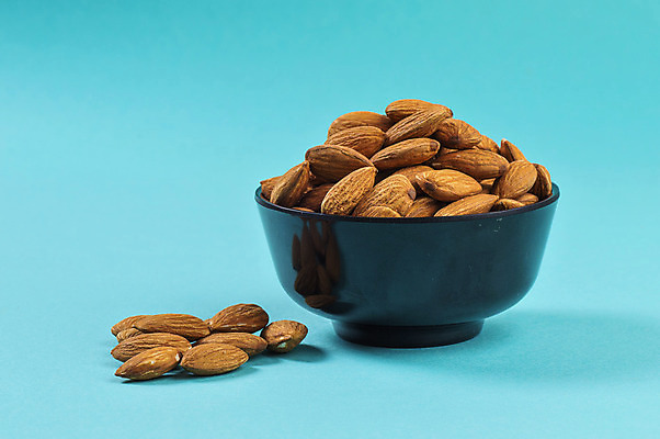 포토 JPG 해외이미지 그릇 백그라운드 다이어트 건조 사람없음 파란색 아몬드 해외202004 해외포토 식기 컬러 건강 견과류 파일형식 이미지허브