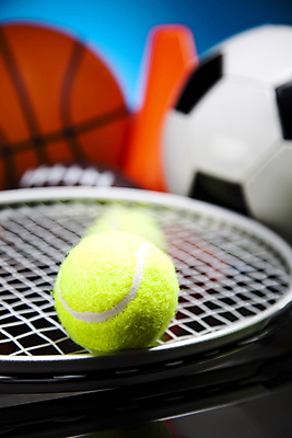 포토 JPG 해외이미지 축구공 농구공 실내 사람없음 아웃포커스 테니스 테니스라켓 테니스용품 테니스공 파란배경 해외202004 해외포토 스포츠용품 백그라운드 공 축구용품 농구 촬영기법 내부 파란색 구기 라켓 파일형식 이미지허브