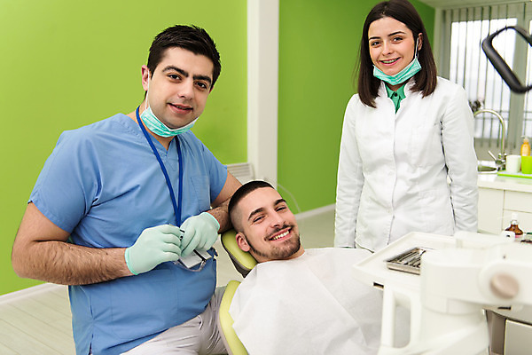 포토 JPG 해외이미지 백인 직업 커플 여자 남자 행복 벽 2 건강 치과 병원 실험 작업복 웃음 사람 성인 세명 초록색 사무실 약 환자 의사 자신감 치아 연습 치과의사 약속 방문 보여주기 외과 돌봄 승인 의료성형뷰티 표현성 해외202004 해외포토 서양인 옷 감정 컬러 비즈니스 의학 관계 모션 표정 의료진 소화기관 파일형식 이미지허브