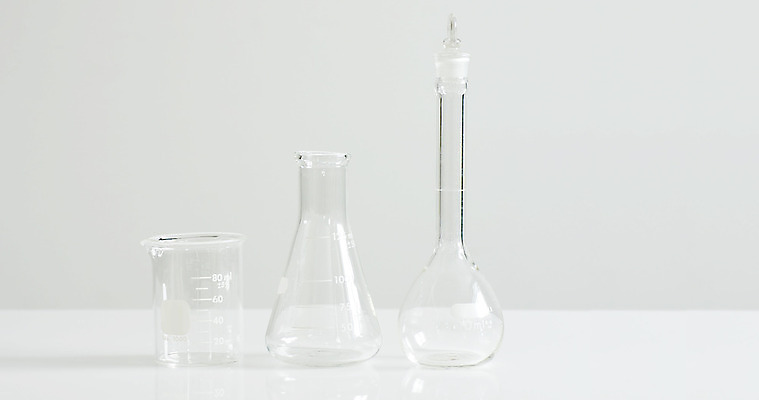 포토 JPG 해외이미지 접시 과학 컨셉 유리 실험 사람없음 빛 약 반사 라벨 장비 회색 추위 흰색 투명 액체 그룹 실험실 컨테이너 플라스크 분석 측정 오브젝트 비커 유리그릇 풍선 튜브 조제 화학물질 살균 많음 해외202004 해외포토 그릇 식기 산업 컬러 의학 재질 프레임 실험기구 화학 만들기 파일형식 이미지허브