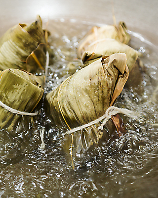 포토 JPG 해외이미지 전통 문화 음식 잎 포장 밥 동양인 사람없음 갈색 축제 식사 중국 어둠 축하 보트 맛 더위 묶기 대만 대나무 폭식 경단 어려움 해외202004 해외포토 나무 식물 아시아 컬러 컨셉 배_교통 모션 날씨 인종 파일형식 이미지허브