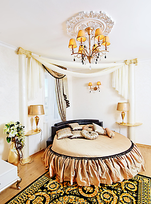 포토 JPG 해외이미지 디자인 꽃 가구 건축양식 베개 주택 사람없음 내부 장식 빛 우주 꽃병 카펫 침실 방 골동품 침대 기둥 커튼 화려 황금 클래식 고급 우아함 가죽 맨션 천장 리빙 스타일 해외202004 해외포토 식물 건축 생활용품 컨셉 침구 건물 파일형식 이미지허브